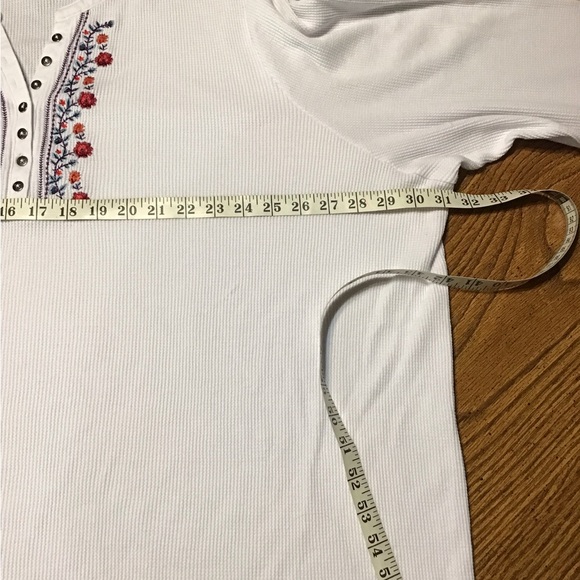 Woman’s size 4X woman, within long sleeve, pristine, white top with embroidery.R - Picture 8 of 10